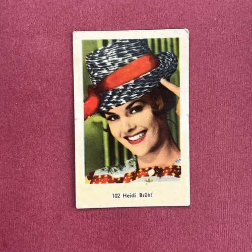 Heidi Brühl — 1964 Små nummer till vänster, tjockare papp #102